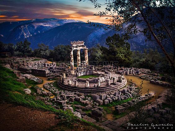 руины дельфийского толоса - Храма Афины Пронайи