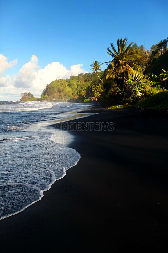 знаменитые пляжи с черным песком острова Таити