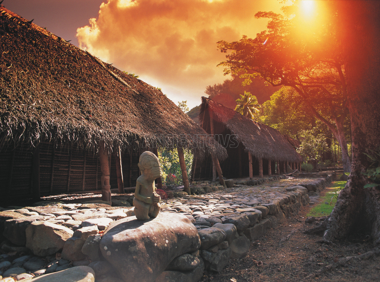 мараэ и статуи тики на острове Таити, Полинезия