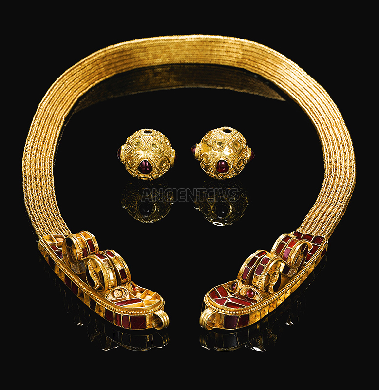 гуннские золотой воротник и бусы, V в.