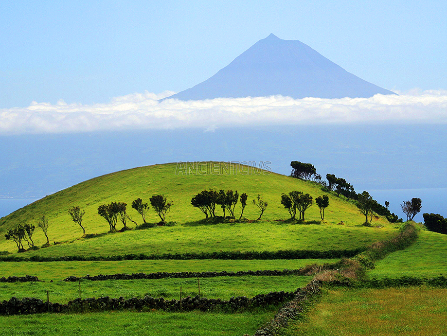 вид с острова Сан-Жоржи на соседний остров Пику, Азорские острова