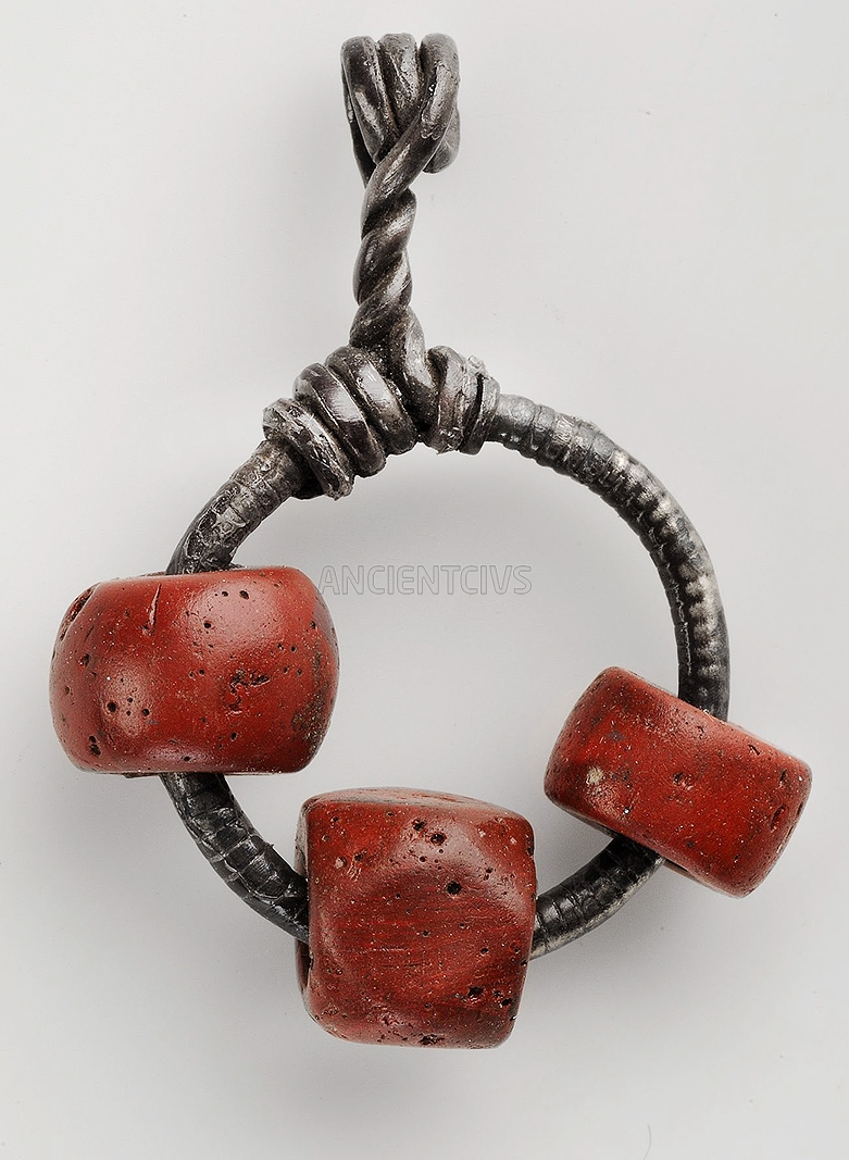 серьги с тремя красными стеклянными бусами на кольце, Бирка