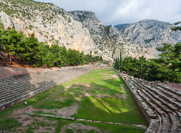 руины древнегреческого стадиона в Дельфах