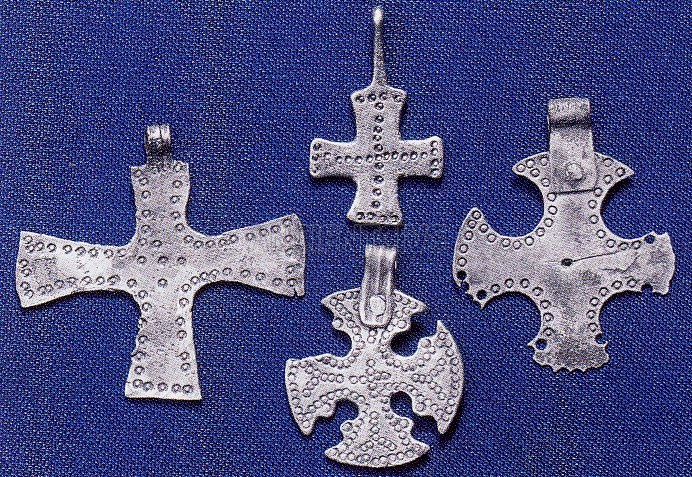 серебряные кресты из женской могилы в Бирке