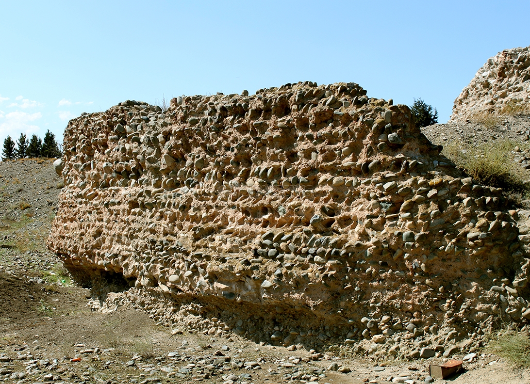 остатки крепостных стен Старой Гянджи XII - начало XIII вв.