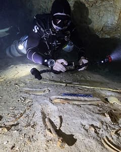 Водолаз обнаруживает захоронение