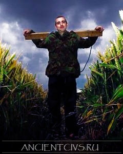 Обычные люди создают большие широкие загадочные круги на полях фото