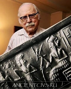 Захария Ситчин держит в руках шумерскую табличку (2100 г. до н.э.)