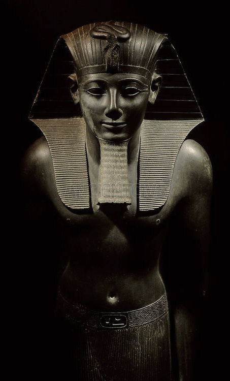 базальтовая статуя Тутмоса III, храм в Луксоре, Египет