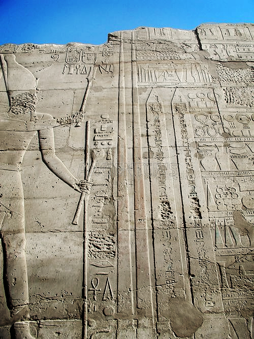 изображение Тутмоса III, стоящего перед двумя возведенными им обелиска