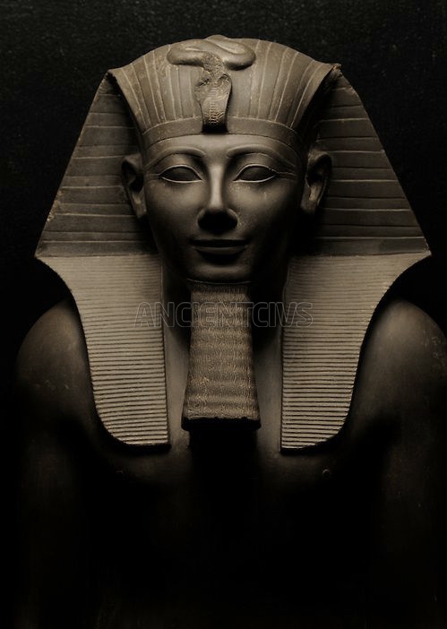 статуя Тутмоса III, музей в Луксоре, Египет