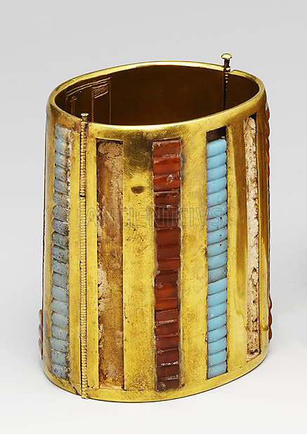 золотой браслет из гробницы трёх жён Тутмоса III