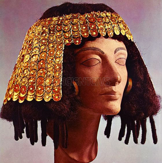 парик и золотые украшения для волос одной из жён Тутмоса III